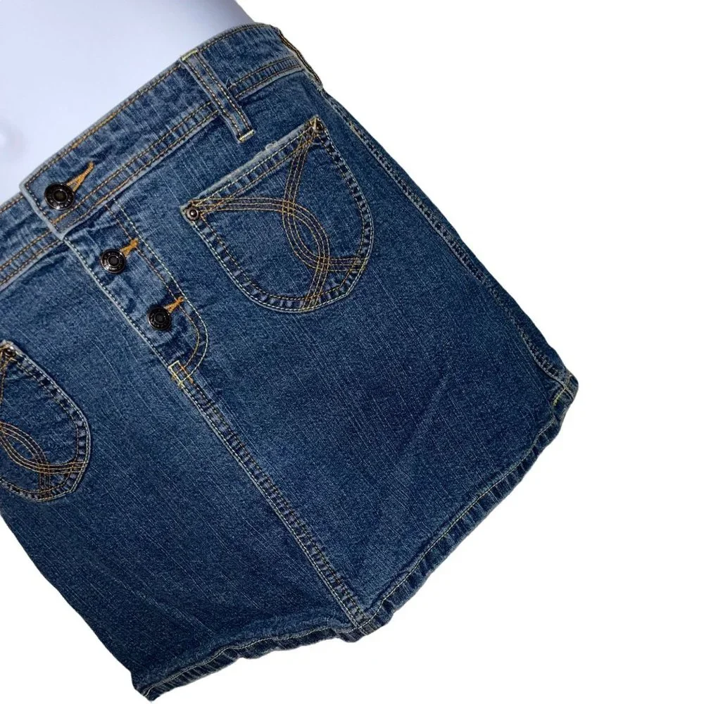 Old Navy features 	•